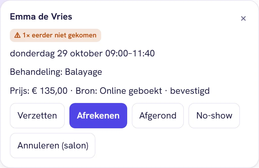 Het kaartje van een afspraak met de naam van de klant, de tijd, de behandeling, prijs, bron en status, en de knoppen eronder