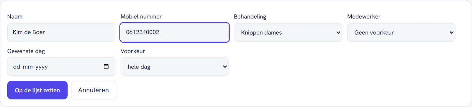 Het formulier om iemand op de wachtlijst te zetten, met naam, nummer, behandeling, medewerker, gewenste dag en voorkeur
