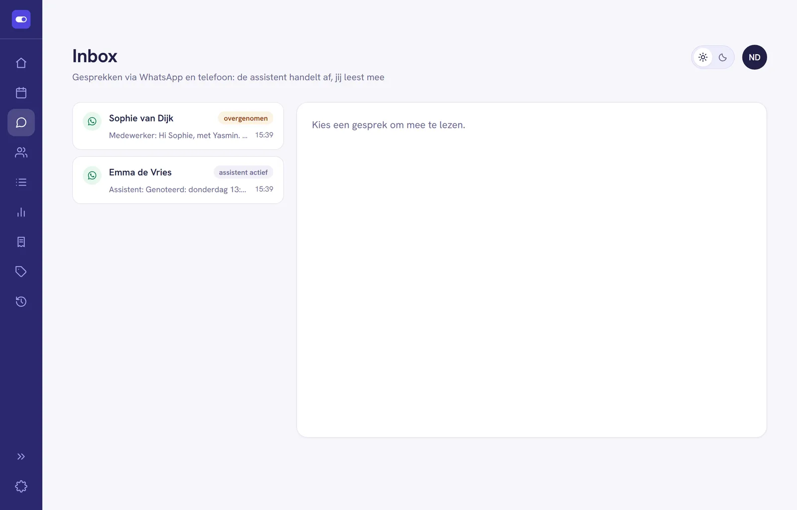 De inbox met links een lijst gesprekken met naam, kanaal, label en tijd, en rechts de melding Kies een gesprek om mee te lezen
