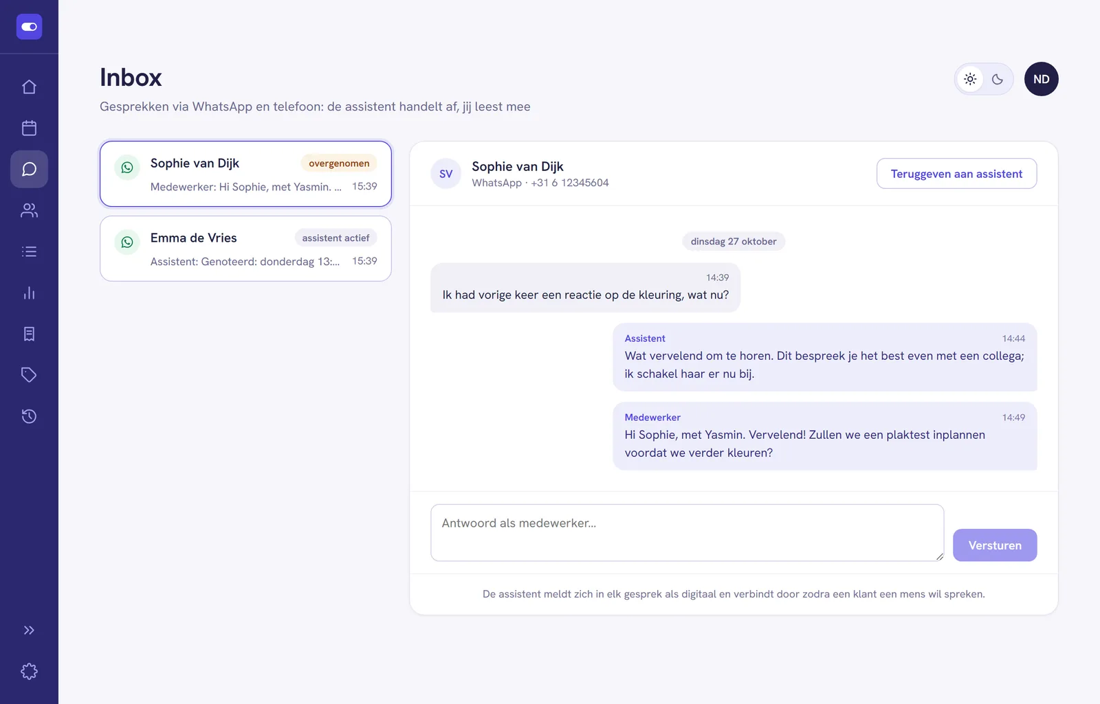 Een geopend gesprek in de inbox: de vraag van de klant, het antwoord van de assistent, een bericht van een medewerker, en rechtsboven de knop Teruggeven aan assistent