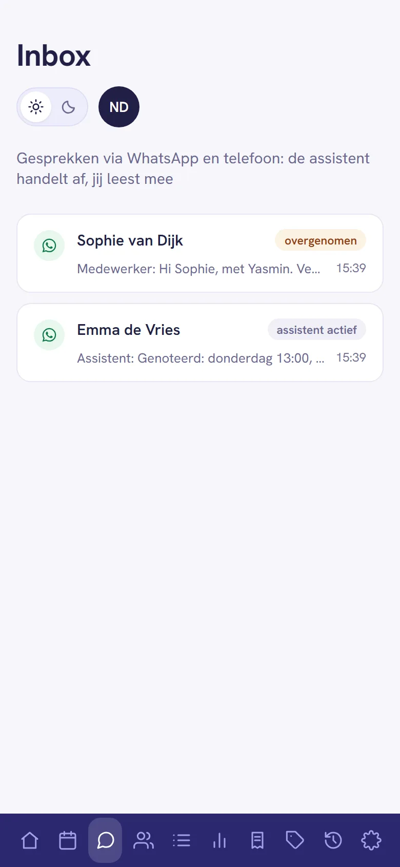 De inbox op het smalle scherm van een telefoon, met de gesprekken van de demosalon