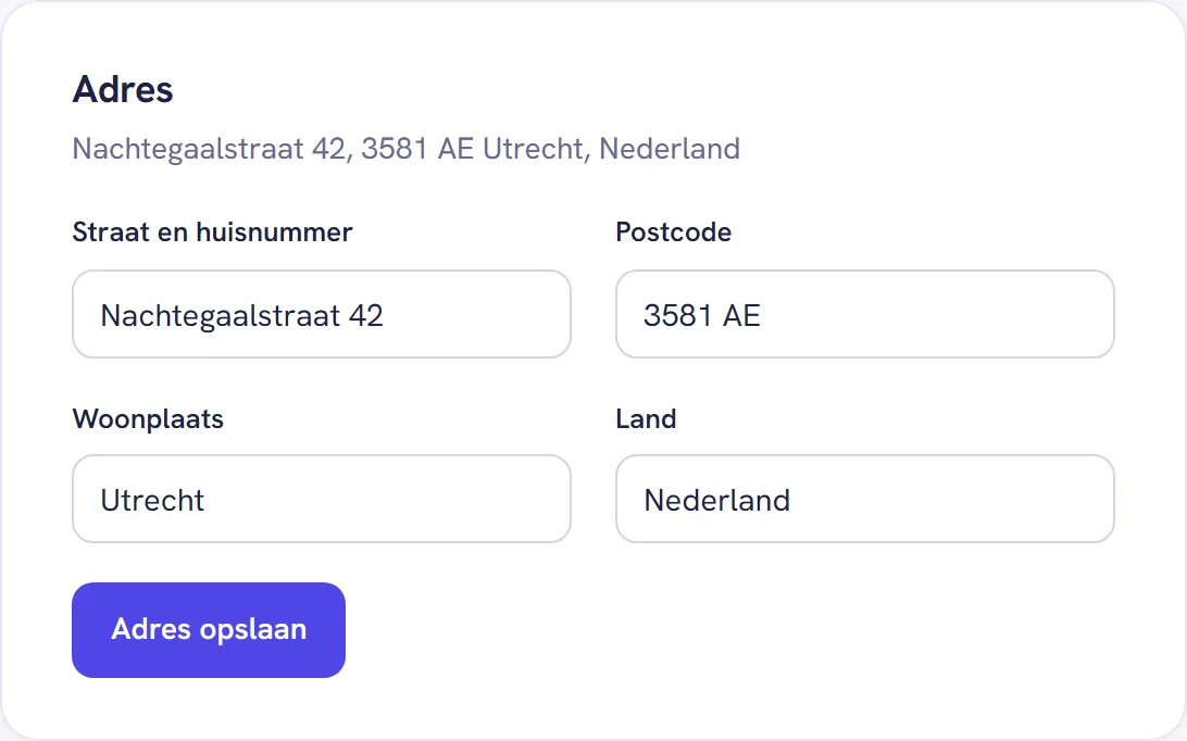 Het vak Adres met het opgeslagen adres als één regel bovenaan, de vier velden eronder en de knop Adres opslaan