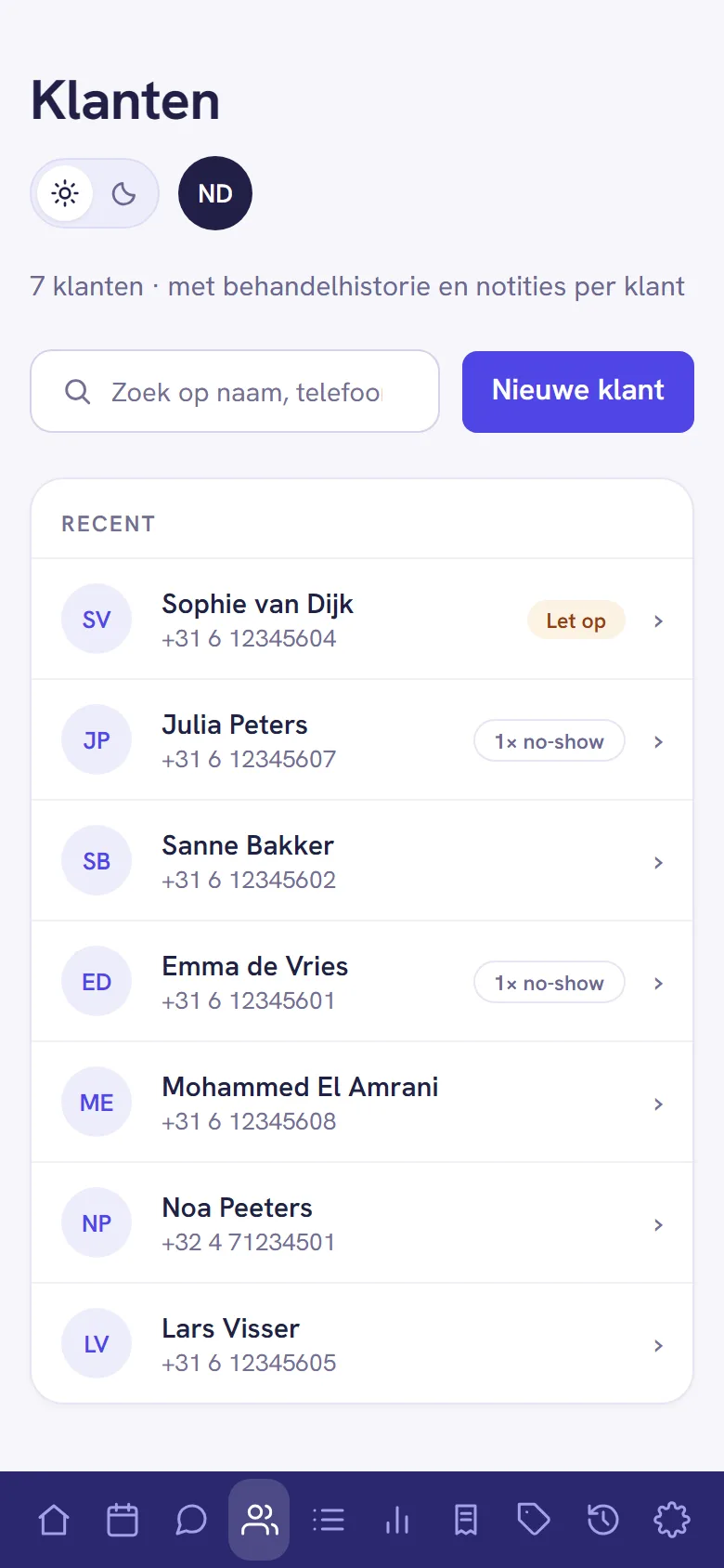 De klantenlijst op een telefoon, met het zoekveld bovenaan en de klanten onder elkaar