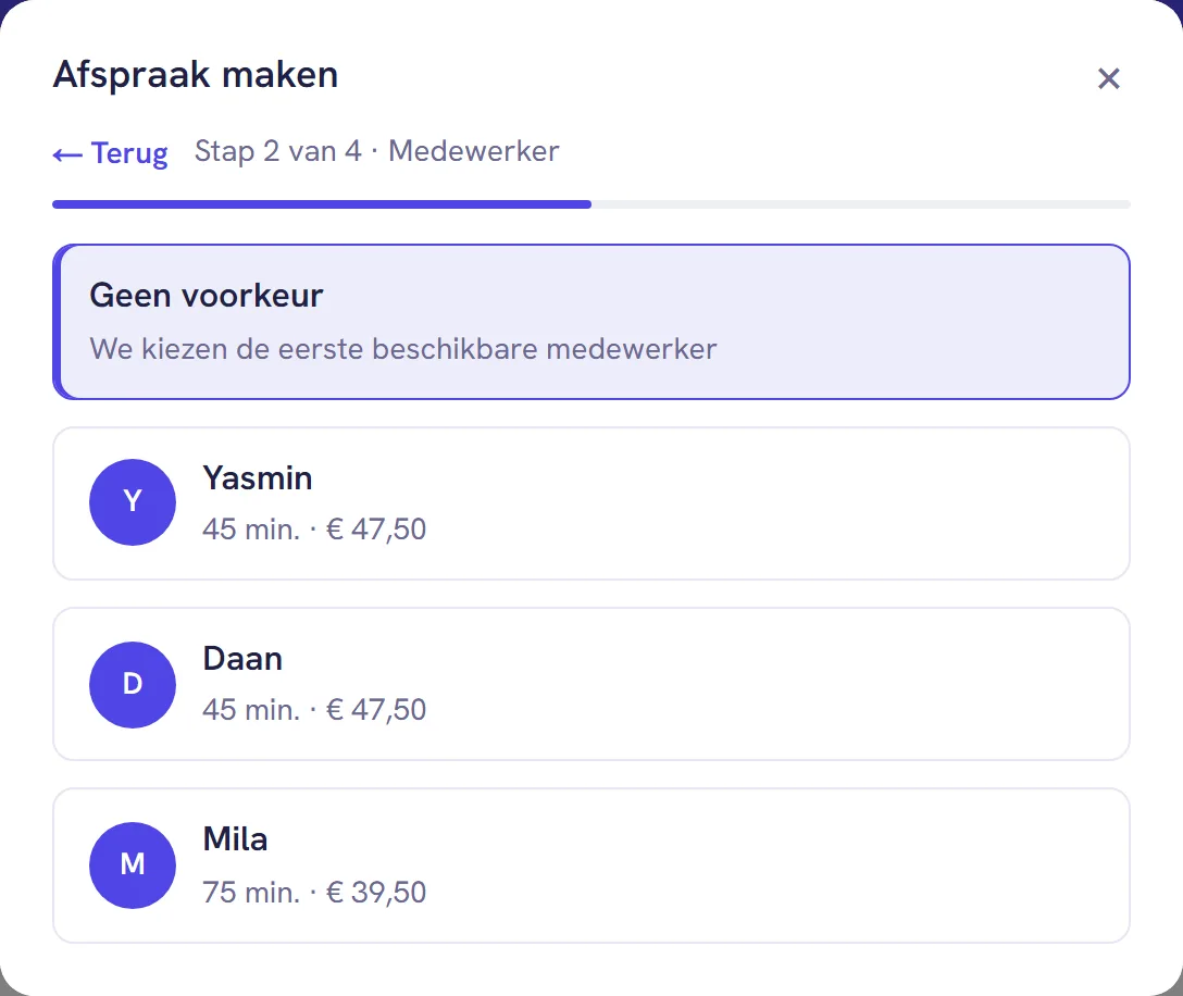 Stap 2 met bovenaan Geen voorkeur en daaronder de medewerkers met hun duur en prijs
