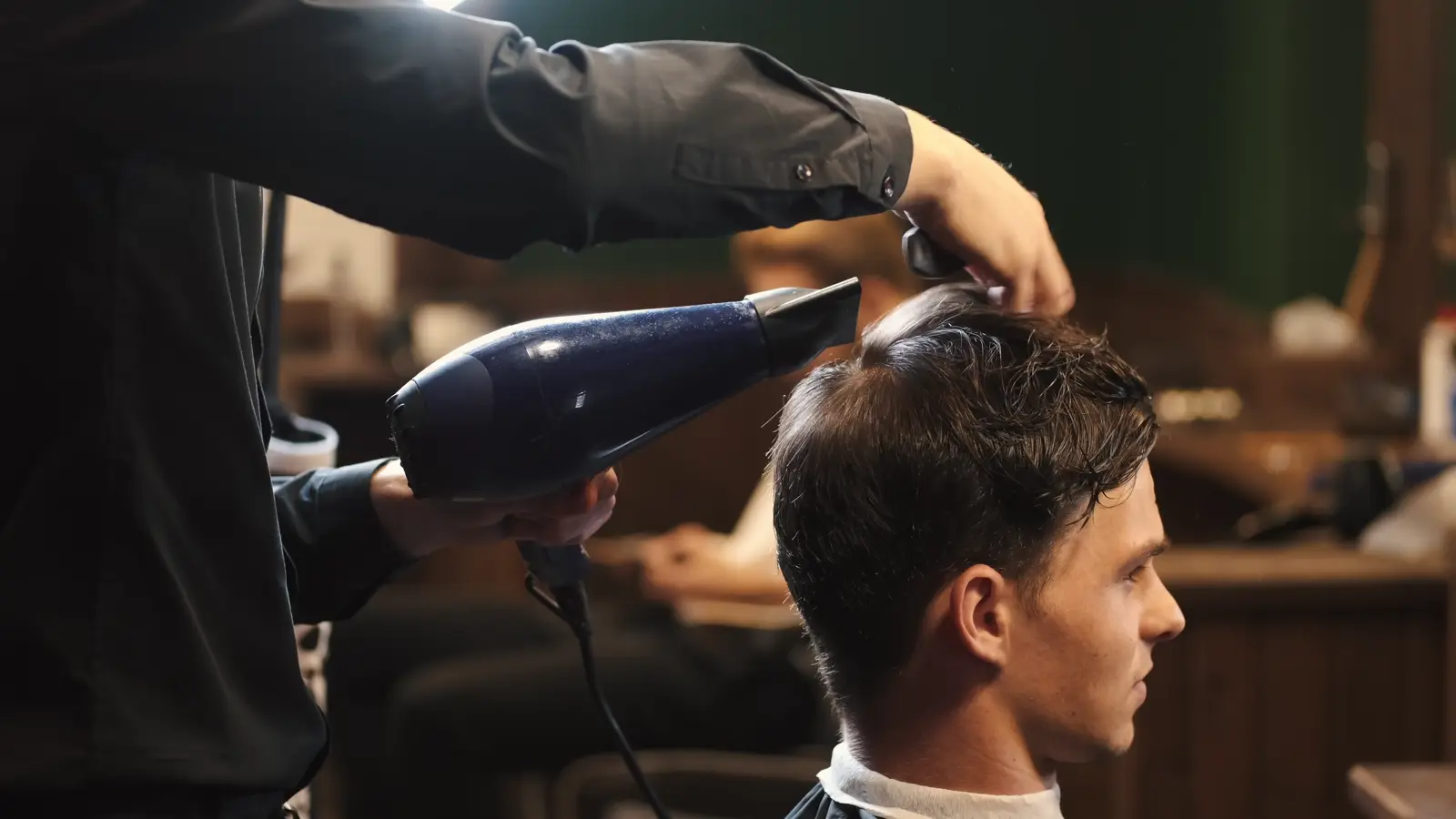 Barbier föhnt een klant