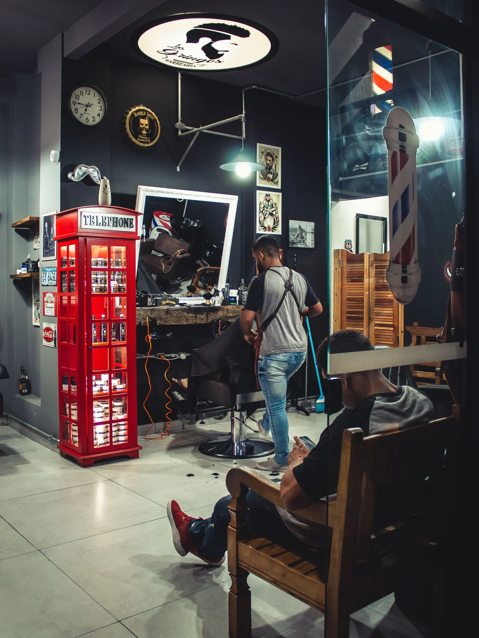 Barbershop waar iemand wacht terwijl een ander geknipt wordt